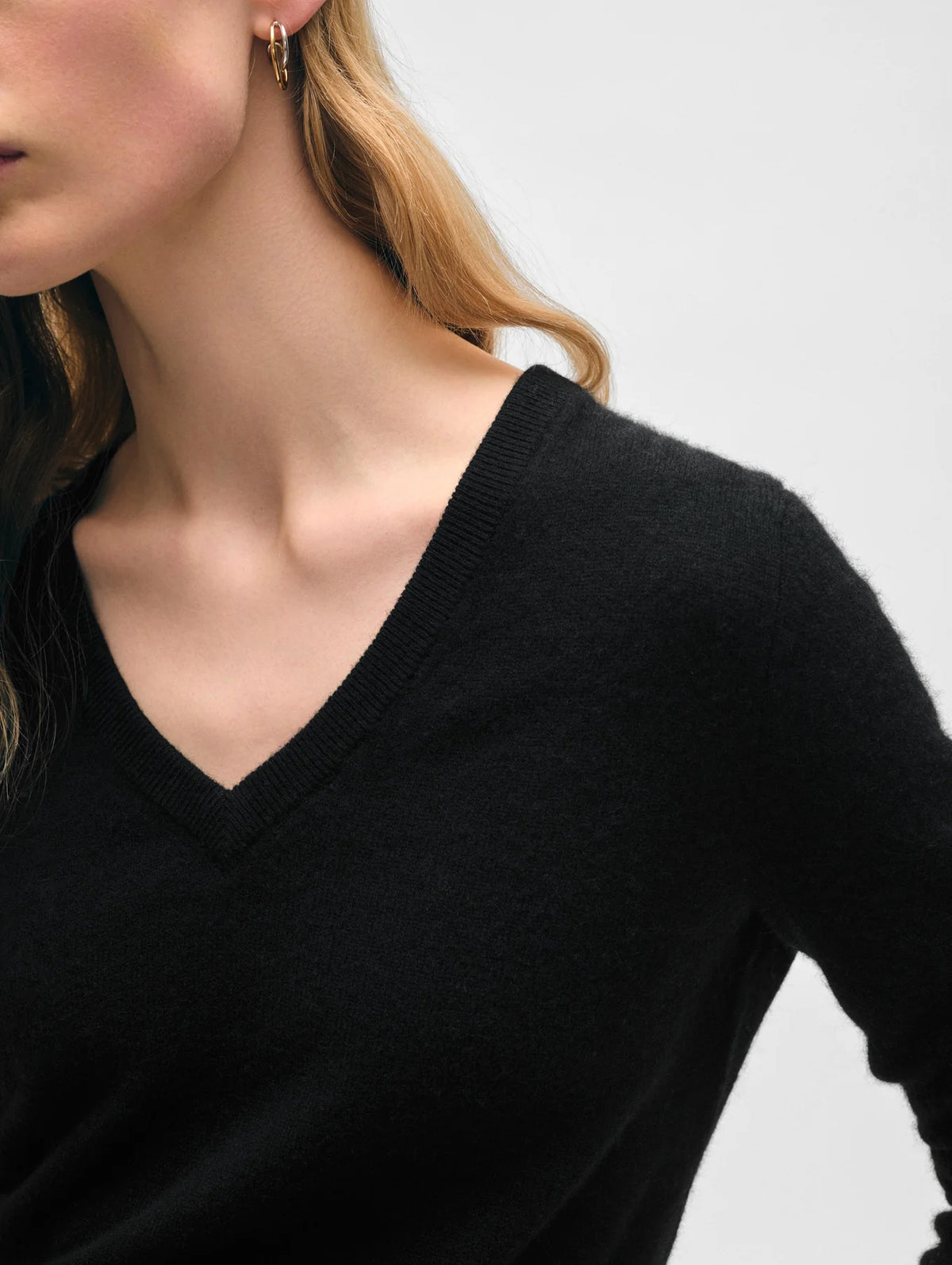 Essential Cashmere V Neck - Black