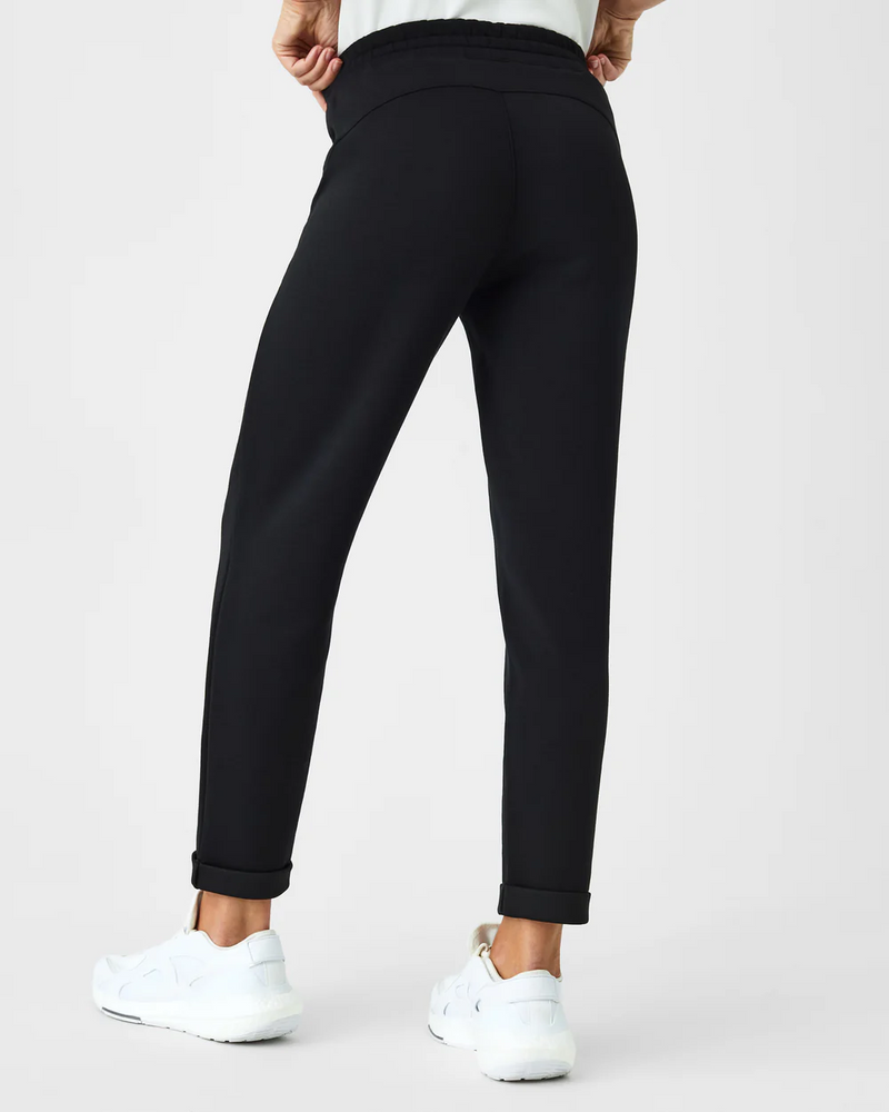 AirEssentials Tapered Pant - Very Black