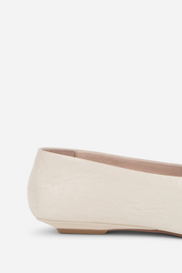 Celda Crinkle Patent Flat - Cream