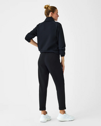 AirEssentials Tapered Pant - Very Black