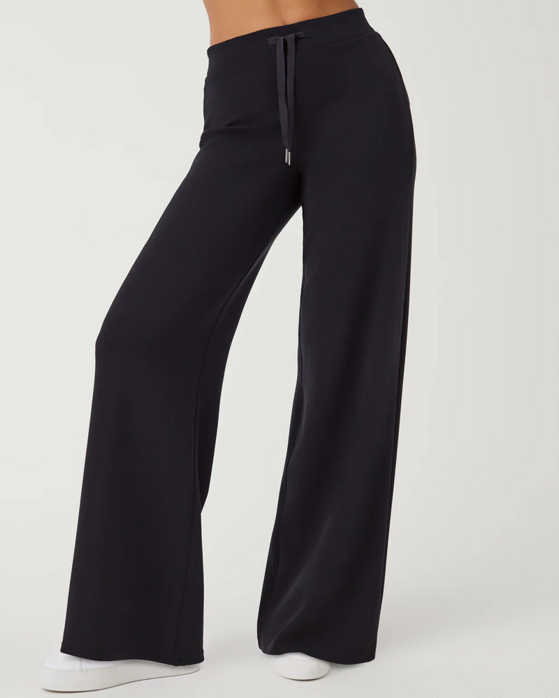 AirEssentials Wide Leg Pant - Very Black